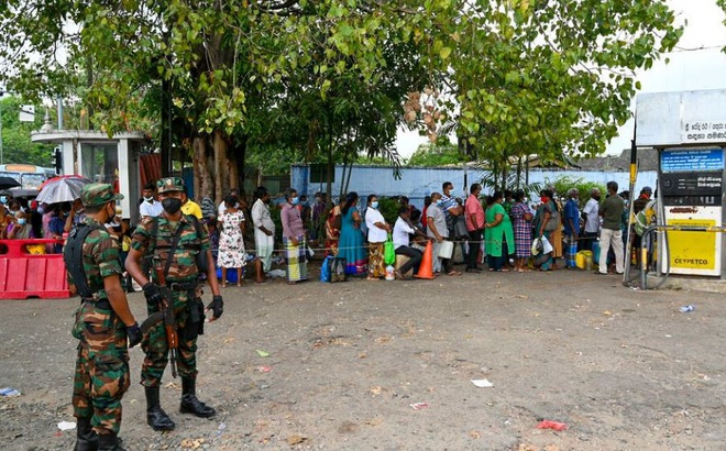 Binh sĩ quân đội Sri Lanka bảo vệ một trạm xăng ở thủ đô Colombo. Ảnh: AFP