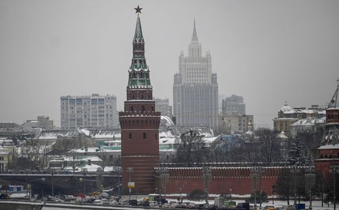 Tháp Vodovzvodnaya của Điện Kremlin (trái) và tòa nhà Bộ Ngoại giao Nga (phải) ở Moskva. Ảnh: AFP