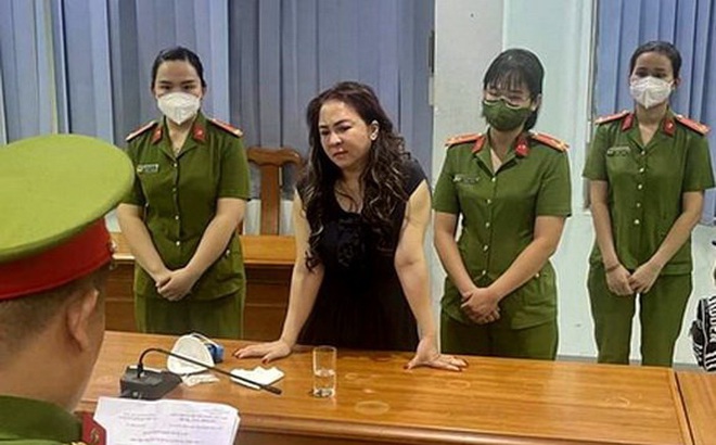 Công an đọc lệnh bắt tạm giam bà Nguyễn Phương Hằng.