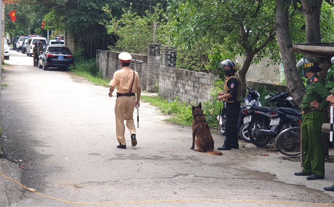 Công an bảo vệ hiện trường đường vào nhà Phú thời điểm xảy ra vụ án.