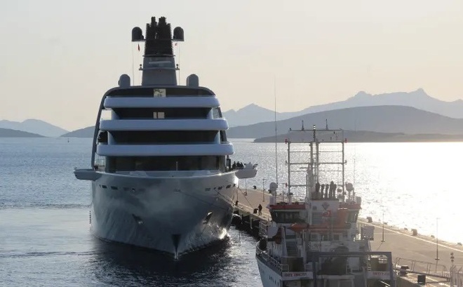 Siêu du thuyền Solaris có liên hệ với tỷ phú Nga Roman Abramovich cập cảng Bodrum, phía tây nam Thổ Nhĩ Kỳ vào ngày 21/3. Ảnh Reuters