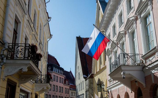 Quốc kỳ Nga trước tòa đại sứ quán ở Tallinn, Estonia. Ảnh: AFP