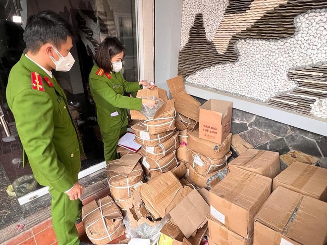 Bắt quả tang nh&oacute;m l&agrave;m giả cả trăm ngh&igrave;n chai dầu gi&oacute;, xịt khuẩn giả thương hiệu nổi tiếng - Ảnh 1.