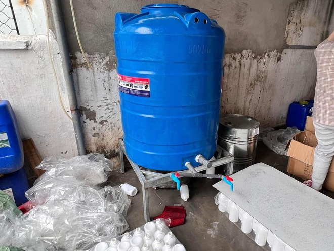Bắt quả tang nh&oacute;m l&agrave;m giả cả trăm ngh&igrave;n chai dầu gi&oacute;, xịt khuẩn giả thương hiệu nổi tiếng - Ảnh 2.