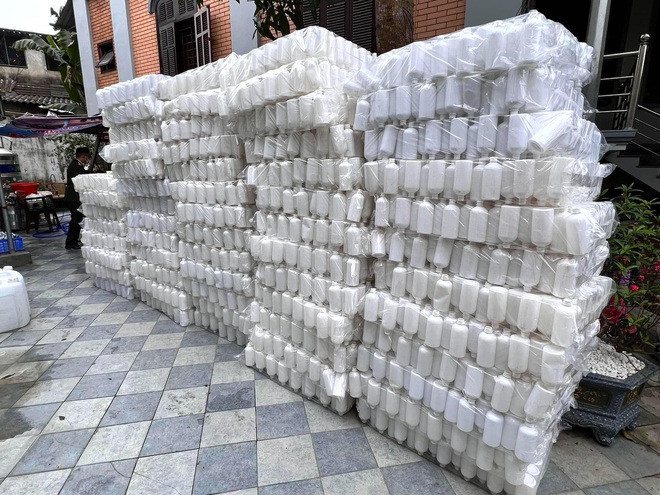 Bắt quả tang nh&oacute;m l&agrave;m giả cả trăm ngh&igrave;n chai dầu gi&oacute;, xịt khuẩn giả thương hiệu nổi tiếng - Ảnh 3.