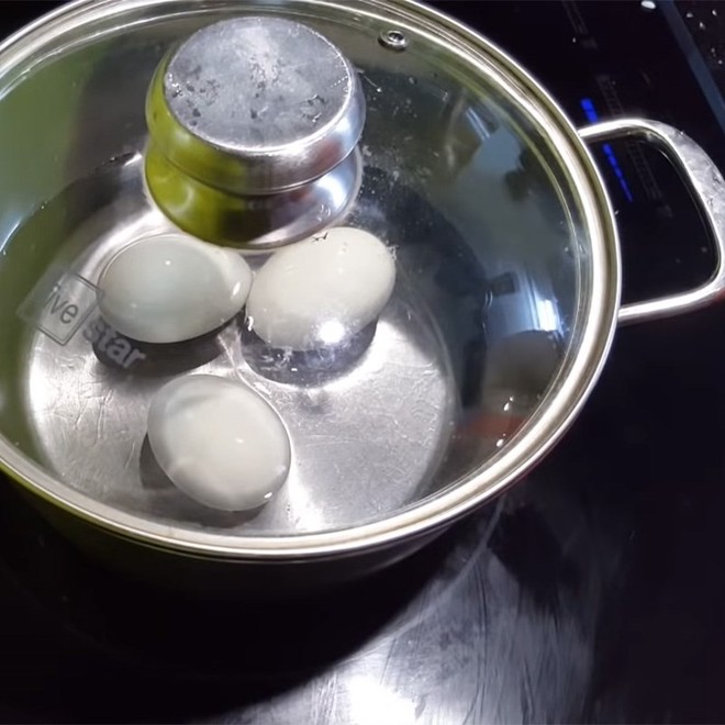 Cách nấu trứng vịt lộn hầm ngải cứu thơm ngon, bổ dưỡng - Ảnh 2.