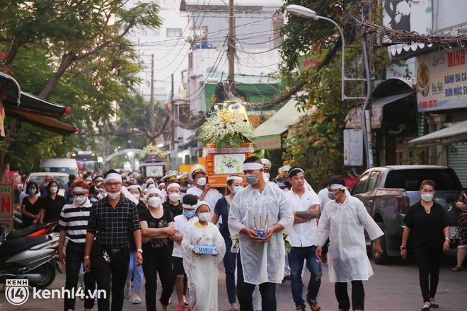  ẢNH: Hàng trăm người dân Sài Gòn quặn lòng tiễn đưa linh cữu 4 người phụ nữ đi hỏa táng sau vụ chìm cano tại Hội An - Ảnh 1.