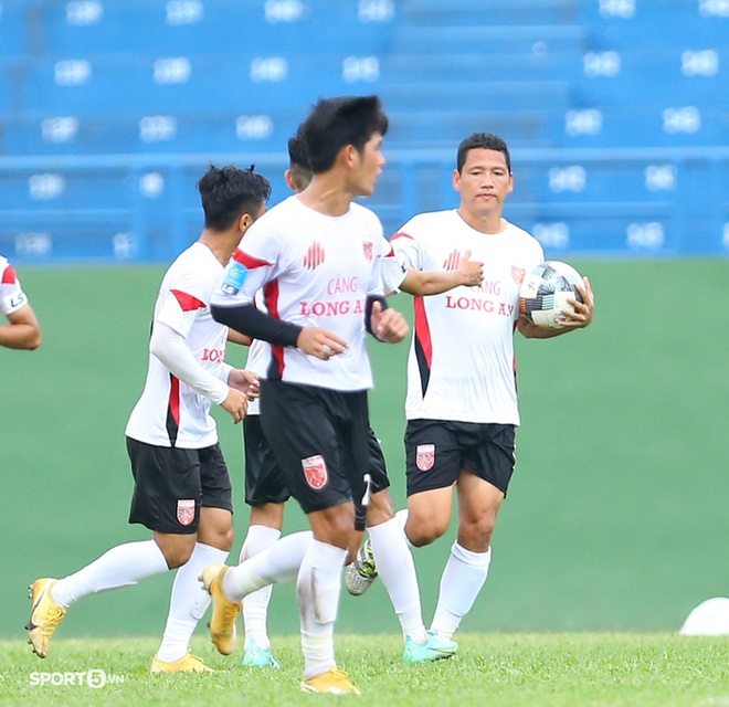 47 cầu thủ dương tính Covid-19, 3 trận đấu hạng Nhất Quốc gia 2022 tạm hoãn - Ảnh 1.