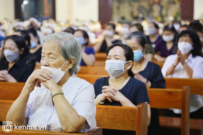  ẢNH: Hàng trăm người dân Sài Gòn quặn lòng tiễn đưa linh cữu 4 người phụ nữ đi hỏa táng sau vụ chìm cano tại Hội An - Ảnh 10.