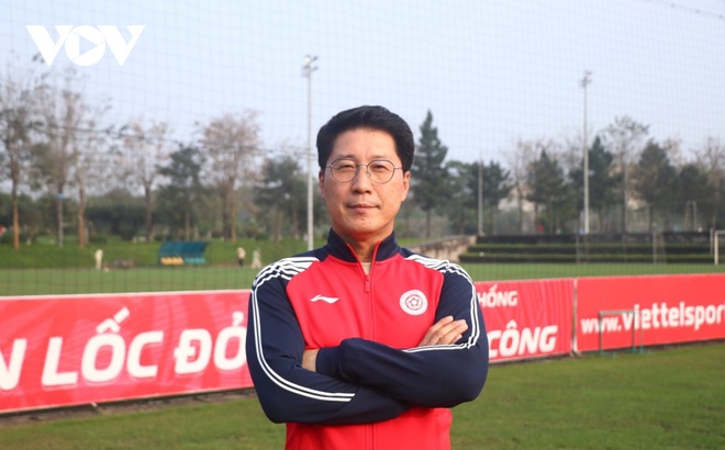 Bác sĩ Kim Kwang Jae chính thức trở lại làm việc cho Viettel FC.