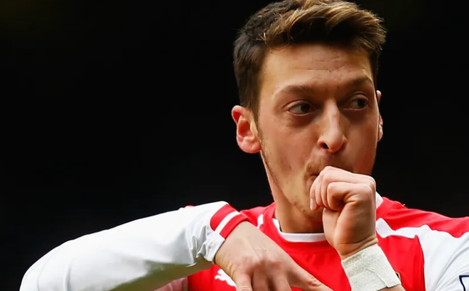 Ozil cho rằng Arsenal không minh bạch với số tiền lương yêu cầu cắt giảm