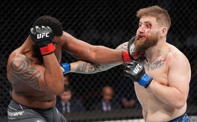 Curtis Blaydes (trái) đấm gục đối thủ.