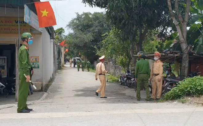 Ngõ vào nhà Phú được phong tỏa điều tra thời điểm xảy ra vụ án.