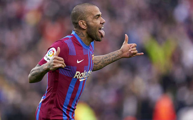 Alves vẫn chơi tốt dù lớn tuổi