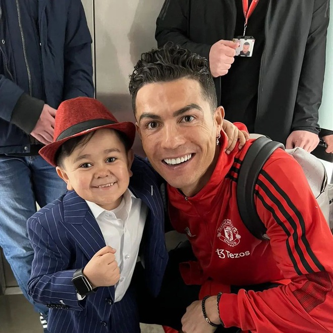 Một bức ảnh Ronaldo cười rộn ràng trong dàn sao Manchester United sẽ khiến bạn muốn đón xem ngay lập tức.