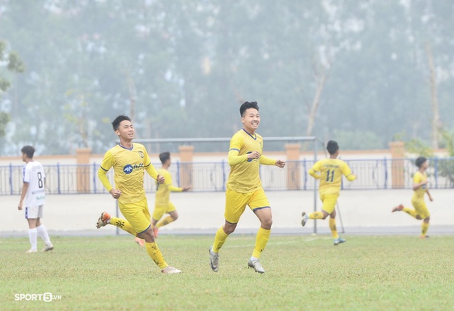 Cầu thủ U19 Nutifood tái hiện khoảnh khắc cảm xúc của Minh Vương ở vòng loại World Cup - Ảnh 1.