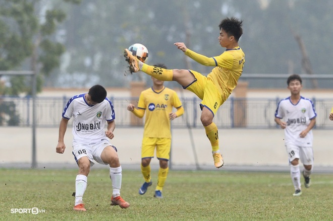 Cầu thủ U19 Nutifood tái hiện khoảnh khắc cảm xúc của Minh Vương ở vòng loại World Cup - Ảnh 2.