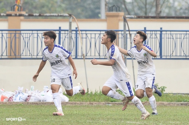 Cầu thủ U19 Nutifood tái hiện khoảnh khắc cảm xúc của Minh Vương ở vòng loại World Cup - Ảnh 3.