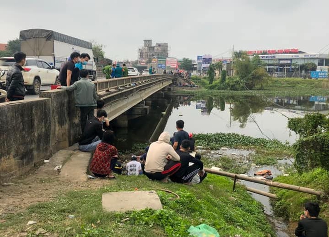 Cả trăm người tìm kiếm nam thanh niên nghi đâm vào thành cầu rơi xuống sông trong đêm - Ảnh 1.