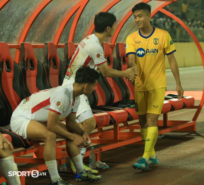 Phan Văn Đức ôm thắm thiết Hồng Duy, Quế Ngọc Hải động viên Văn Toàn sau trận thắng 2-0 - Ảnh 2.