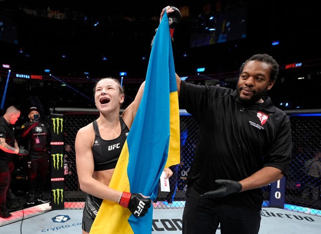 Nữ võ sĩ Ukraine giành chiến thắng ấn tượng tại UFC 272, bật khóc khi chia sẻ về quê nhà - Ảnh 4.