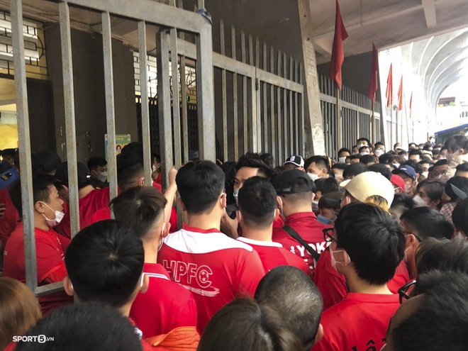 Sân Lạch Tray vỡ trận trước trận Hải Phòng - Thanh Hoá - Ảnh 3.