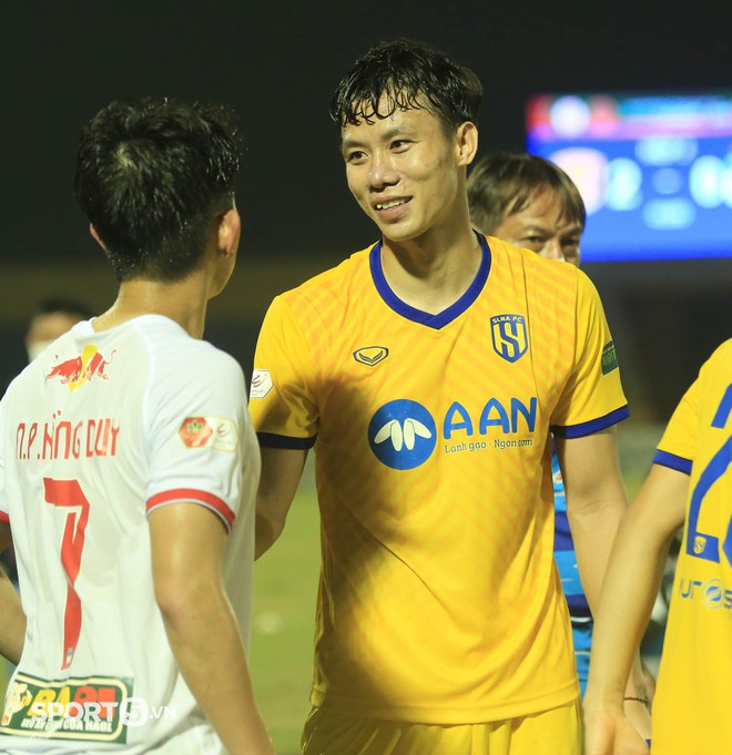 Phan Văn Đức ôm thắm thiết Hồng Duy, Quế Ngọc Hải động viên Văn Toàn sau trận thắng 2-0 - Ảnh 10.