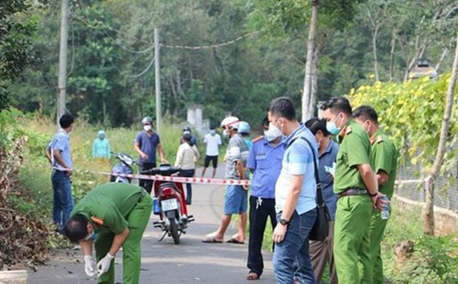 Sau khi chém chết con trai, vợ trọng thương người đàn ông khoá cửa cố thủ