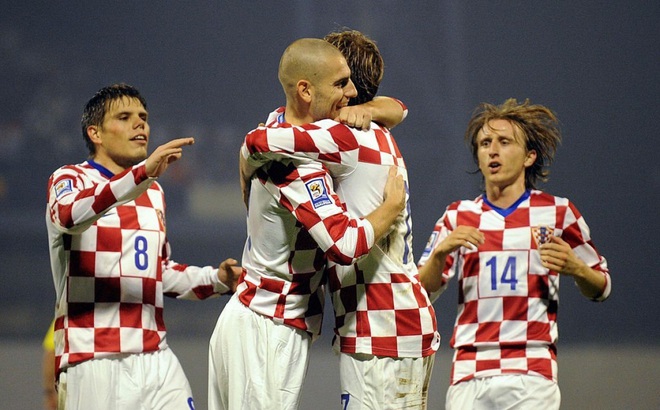 Ognjen Vukojević (số 8), ăn mừng cùng Luka Modric và các đồng đội ở ĐT Croatia trong một trận đấu ở vòng loại World Cup 2010. Ognjen Vukojević sẽ là HLV trưởng của đội Croatia sắp đối đầu U23 Việt Nam.