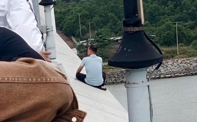 Người đàn ông ngồi vắt vẻo suốt 9 giờ đồng hồ trên cầu Thuận Phước