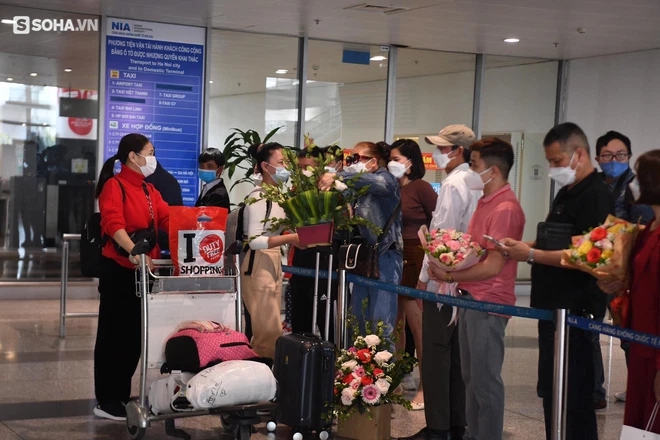 Cảm xúc vỡ òa khi chuyến bay đầu tiên sơ tán 287 người Việt từ điểm nóng Ukraine hạ cánh - Ảnh 15.