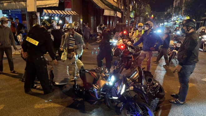 Đà Nẵng: Lực lượng 911 ngăn chặn nhóm thanh thiếu niên hỗn chiến trên phố - Ảnh 1.