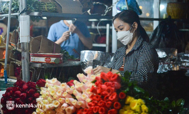  Ảnh: Hoa hồng rẻ như cho, giới trẻ xuyên đêm, đổ xô đi mua hoa trước ngày Quốc tế Phụ nữ 8/3 - Ảnh 19.