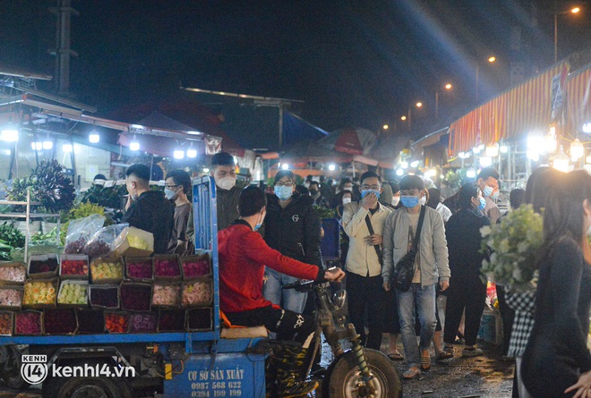  Ảnh: Hoa hồng rẻ như cho, giới trẻ xuyên đêm, đổ xô đi mua hoa trước ngày Quốc tế Phụ nữ 8/3 - Ảnh 3.