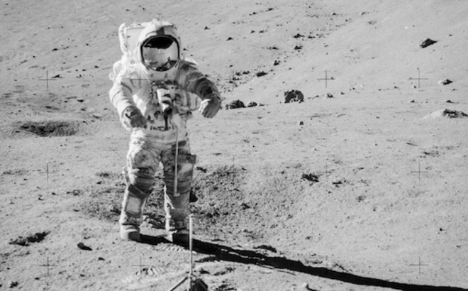 Phi hành gia Eugene Cernan của Apollo 17 chuẩn bị thu thập mẫu Mặt Trăng ANGSA 73001, đã được niêm phong trong 50 năm. Ảnh: NASA