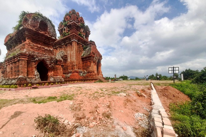 Cận cảnh công trình tu bổ di tích tháp cổ ở Bình Định vừa bị thanh tra tuýt còi - Ảnh 2.