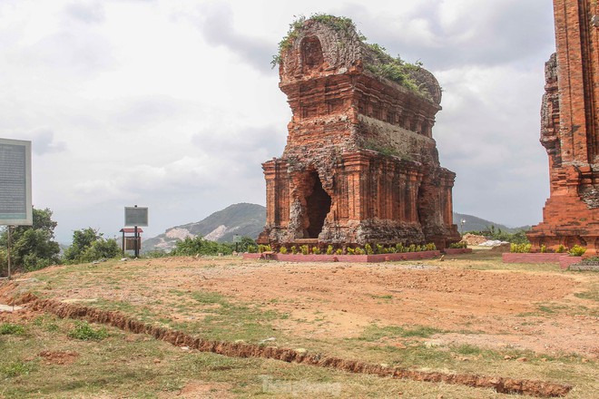 Cận cảnh công trình tu bổ di tích tháp cổ ở Bình Định vừa bị thanh tra tuýt còi - Ảnh 3.