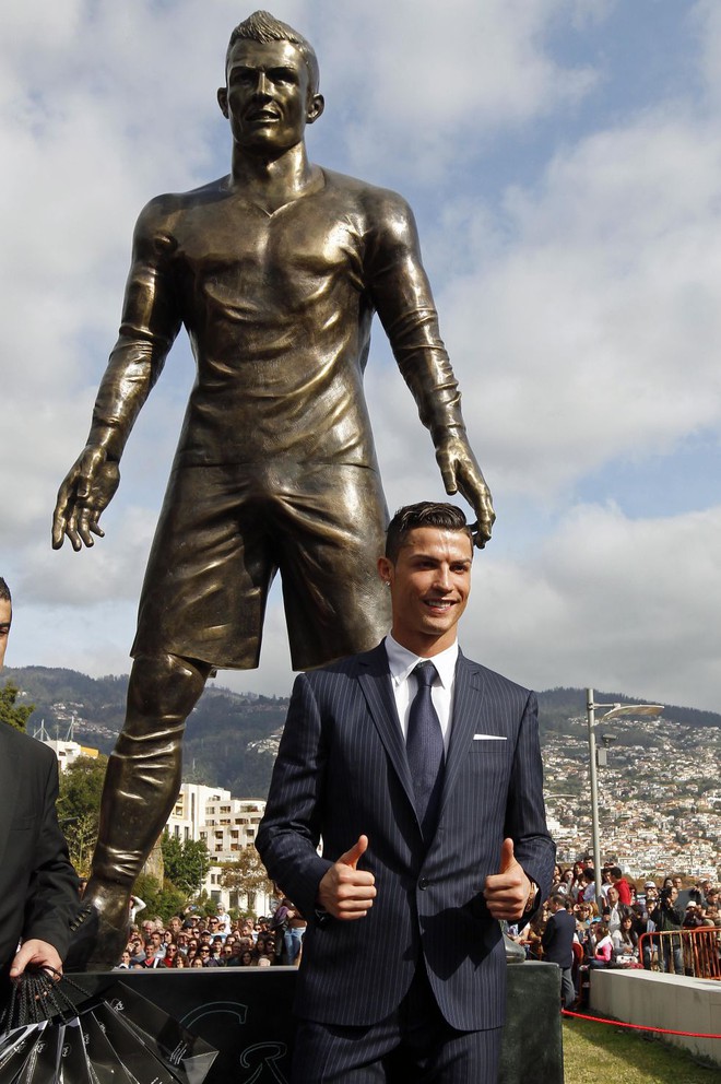 Bức tượng nổi tiếng của Ronaldo bị mòn nghiêm trọng ở vị trí hiểm, thủ phạm nhanh chóng được xác định - Ảnh 1.
