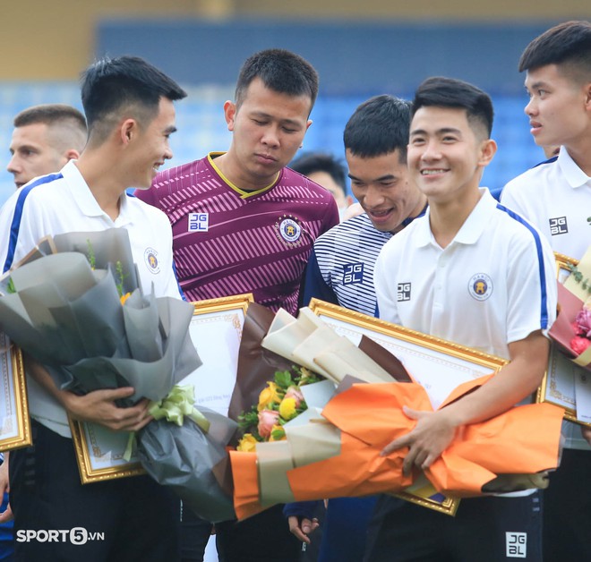 Tấn Trường bị hụt hơi hậu Covid-19, nhóm cầu thủ U23 Việt Nam của CLB Hà Nội được khen thưởng - Ảnh 11.