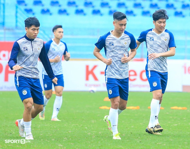 Tấn Trường bị hụt hơi hậu Covid-19, nhóm cầu thủ U23 Việt Nam của CLB Hà Nội được khen thưởng - Ảnh 16.