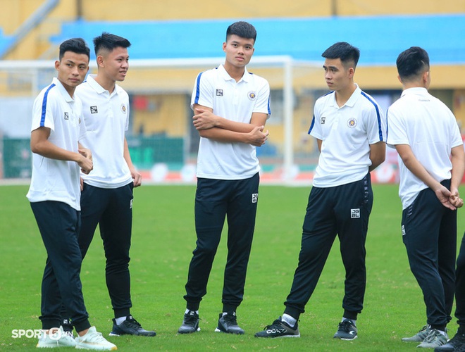 Tấn Trường bị hụt hơi hậu Covid-19, nhóm cầu thủ U23 Việt Nam của CLB Hà Nội được khen thưởng - Ảnh 9.