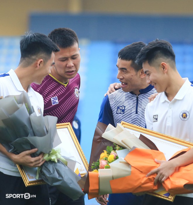Tấn Trường bị hụt hơi hậu Covid-19, nhóm cầu thủ U23 Việt Nam của CLB Hà Nội được khen thưởng - Ảnh 10.