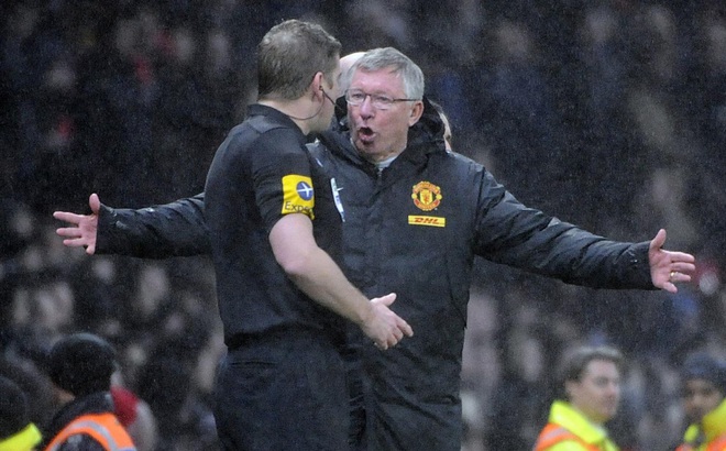 Sir Alex Ferguson thường xuyên phản ứng trọng tài khi dẫn dắt MU. (Ảnh: Getty).