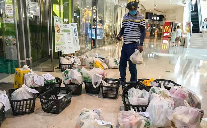Những túi rau chất thành đống trước một siêu thị ở Quảng Châu. Ảnh: Handout