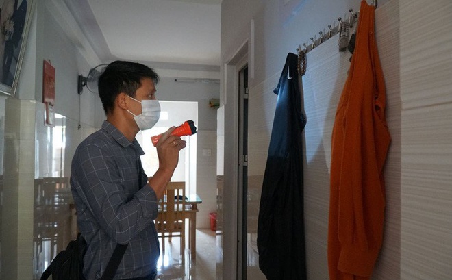 Kiểm tra muỗi truyền bệnh sốt xuất huyết tại một gia đình. Ảnh: Quang Nhật/VTV