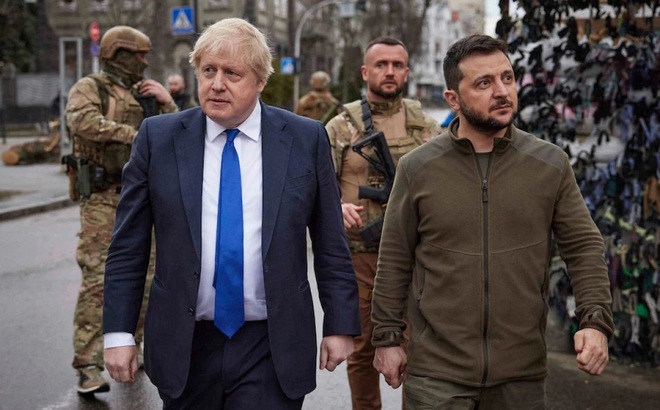 Thủ tướng Anh Johnson thăm Kiev và gặp gỡ Tổng thống Ukraine Zelensky. Ảnh: Telegraph.