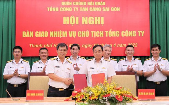 Chuẩn Đô đốc Trần Thanh Nghiêm và Đại tá Nguyễn Năng Toàn trao biên bản bàn giao. Ảnh CP