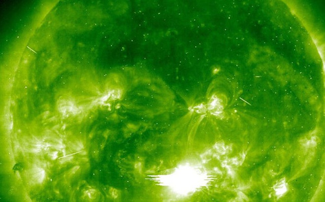 Mặt Trời bùng nổ trong một vụ phóng khối lượng đăng quang. Ảnh: NASA