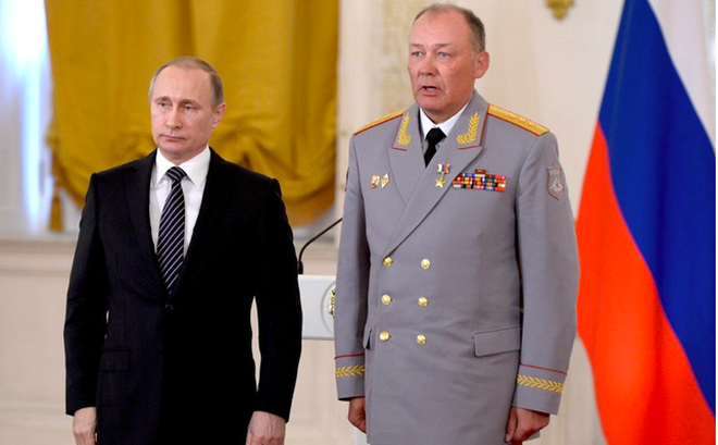 Tổng thống Nga Vladimir Putin và tướng Alexander Dvornikov trong lễ trao huy hiệu năm 2016. (Ảnh: Sputnik)