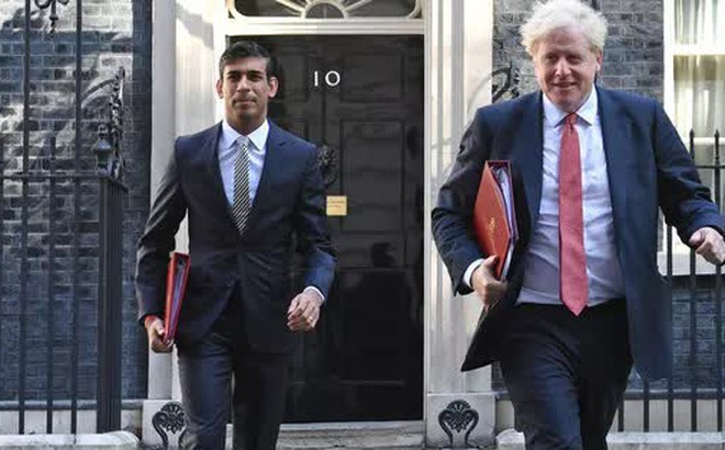 Thủ tướng Boris Johnson (phải) và Bộ trưởng Tài chính Rishi Sunak. Ảnh: Sky News
